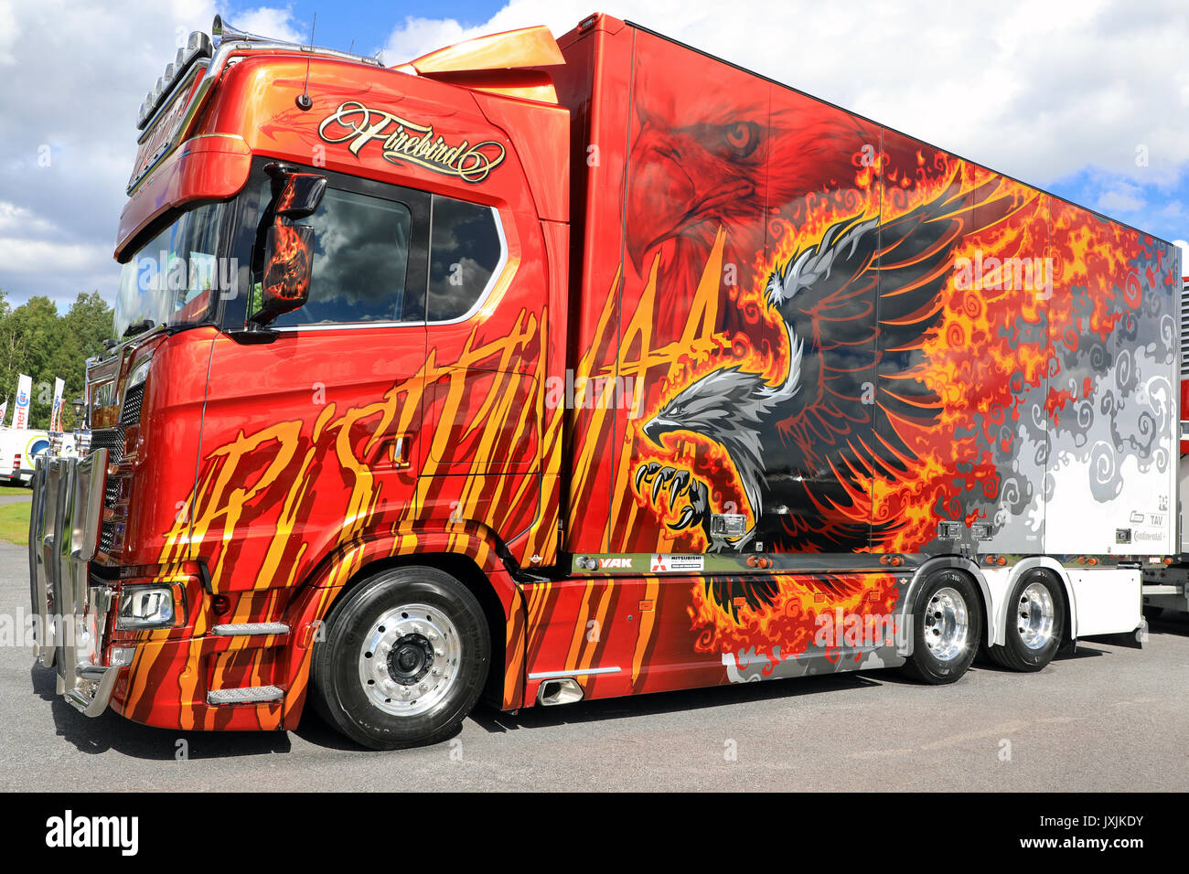 ALAHARMA, Finnland - 11. AUGUST 2017: Das neue Cool super truck Scania S580 der nächsten Generation Firebird von Ristimaa Trucking auf Anzeige auf Power Truck Show Stockfoto