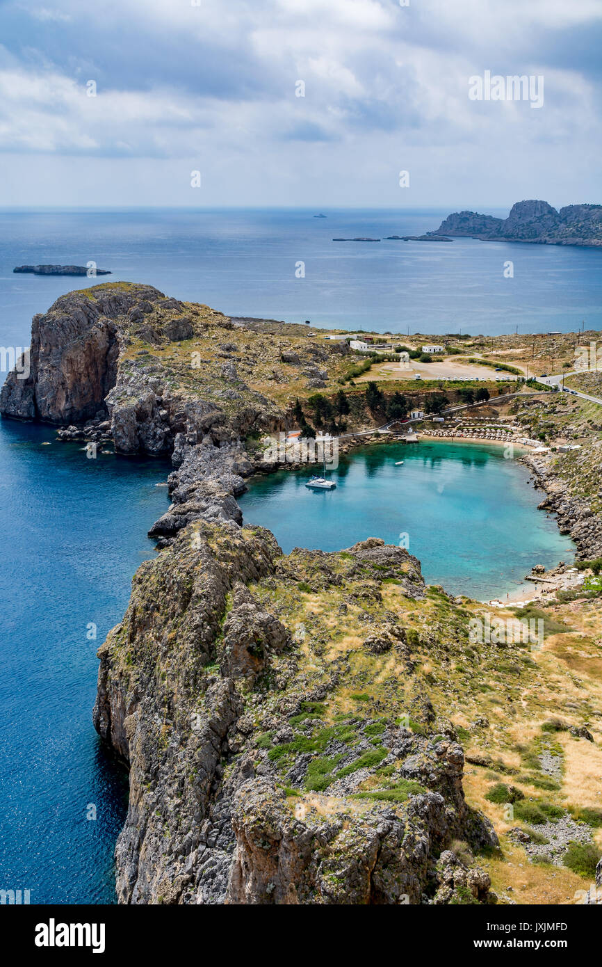 Blick auf die St. Paul's Bay an einem bewölkten Tag, Blick von der Burg Lindos, Insel Rhodos, Griechenland Stockfoto