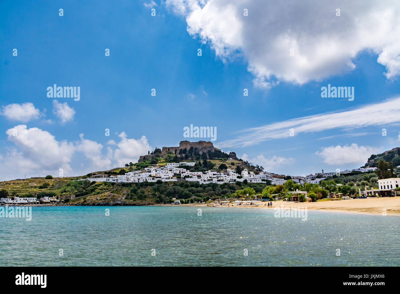 Blick auf Lindos Stadt, Schloss und Megali Paralia Strand an einem schönen Tag, Insel Rhodos, Griechenland Stockfoto