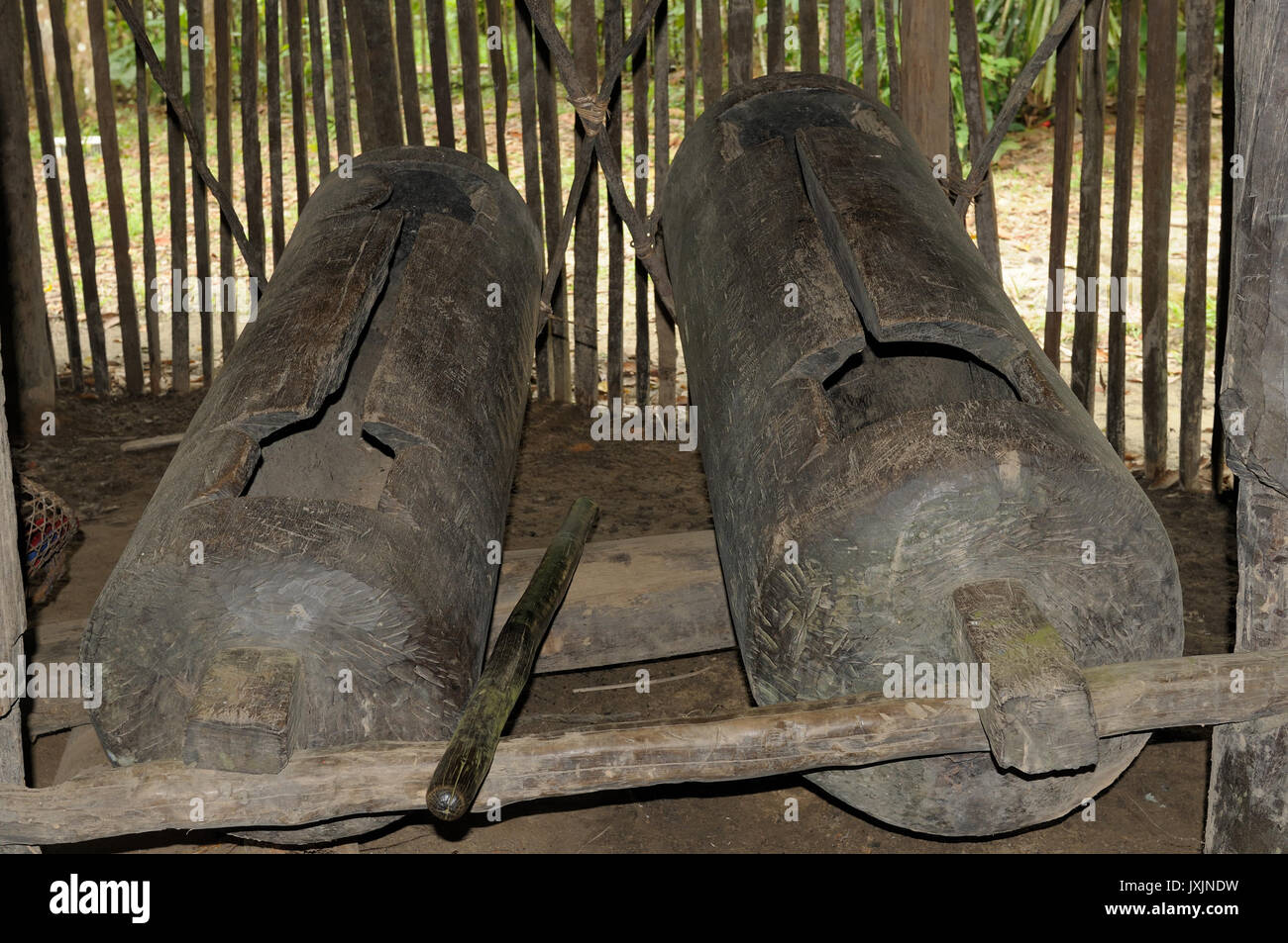 Native American drums (manquare) symbolisiert die Frau und der Mann in der Native American House der Sitzungen (maloca) im Peruanischen Amazonas Stockfoto