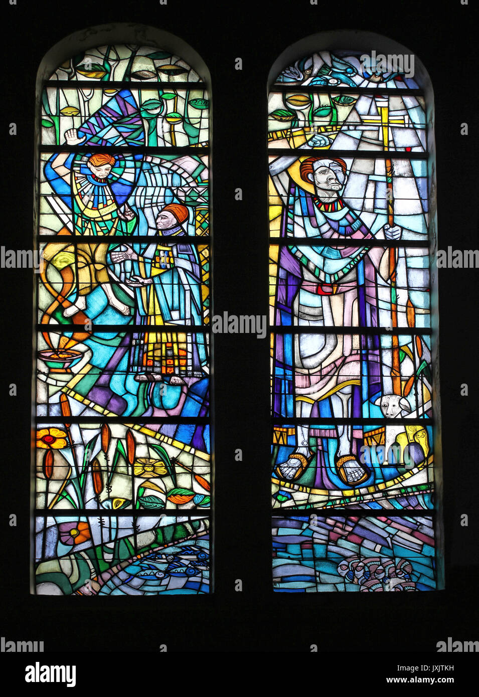 Glasfenster im römisch-katholischen Kirche, Den Burg, Texel Stockfoto