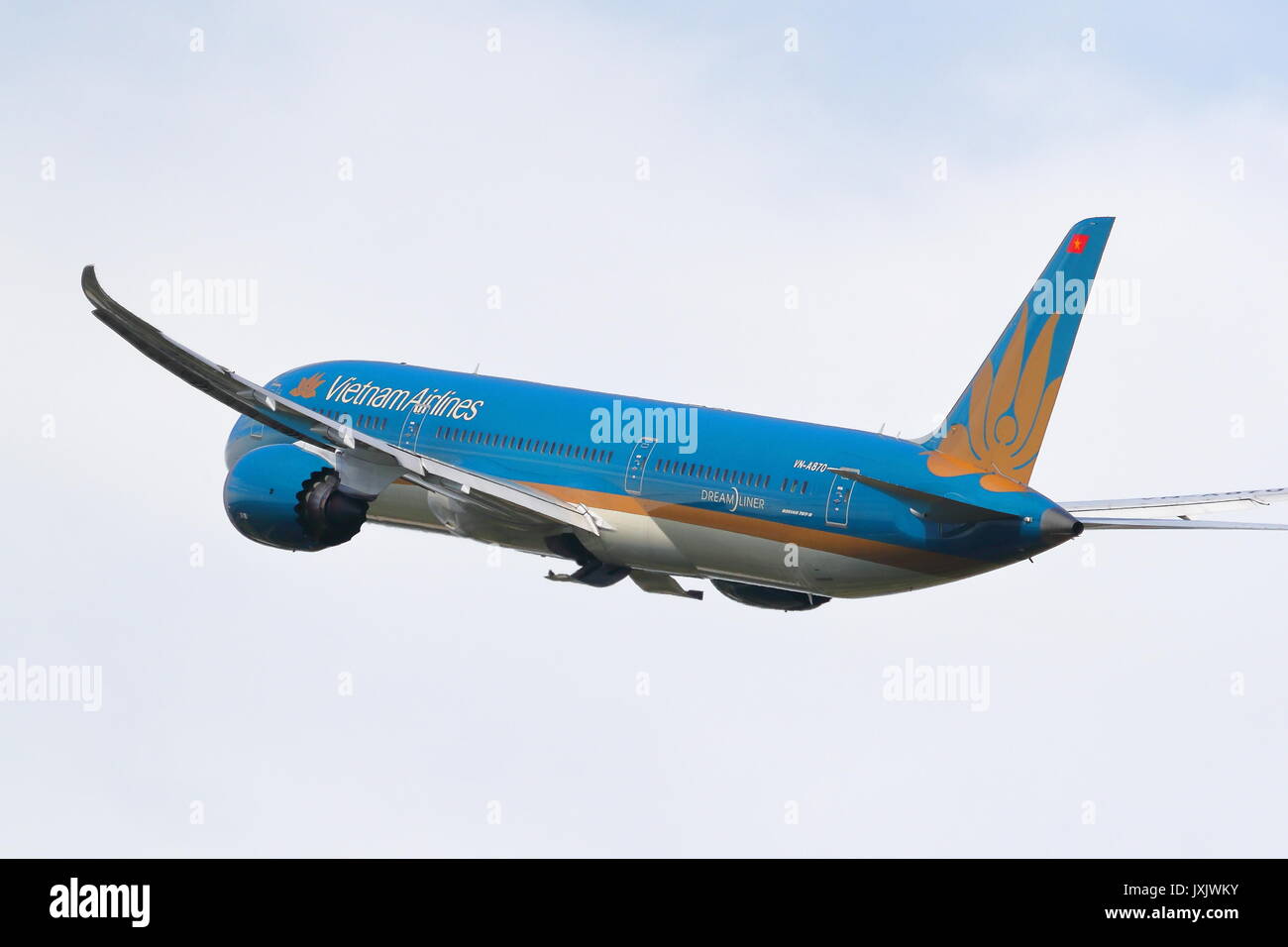 Ein Vietnam Airlines Boeing 787-9 Dreamliner VN-A870 hebt ab am Flughafen London Heathrow, Großbritannien Stockfoto