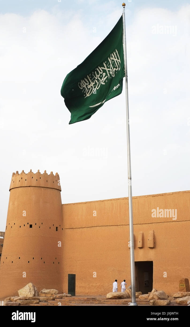 Saudi-arabien Flagge in der Nähe des kulturellen Erbes und der historischen Al Masmak Festung in Riad, Saudi-Arabien Stockfoto
