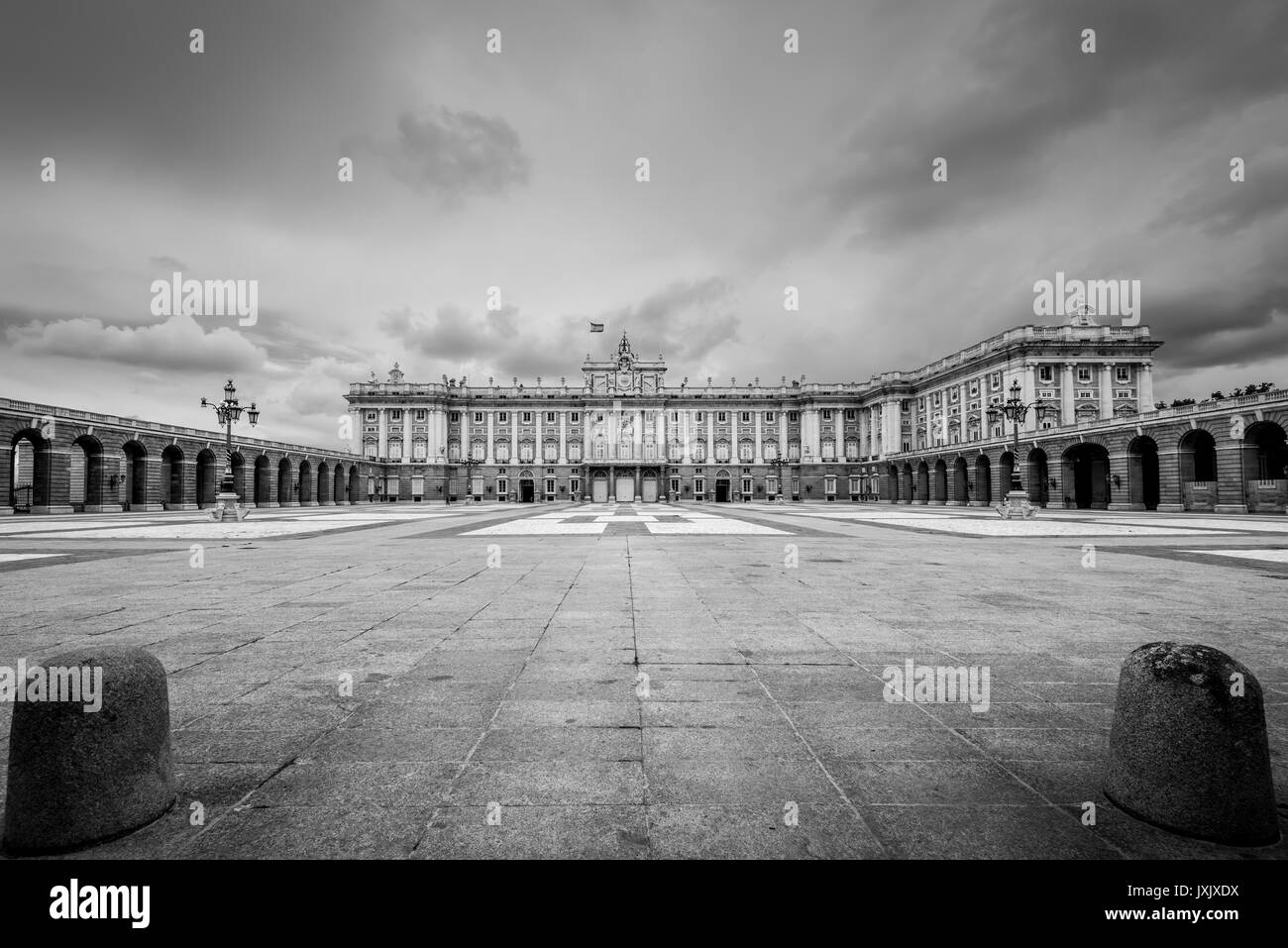 Madrid, Spanien - 22. Mai 2014: Weitwinkelaufnahme des Royal Palace in Madrid, Spanien, auch als Palacio Oriente in trüben Wetter bekannt. Schwarz und Weiß Stockfoto