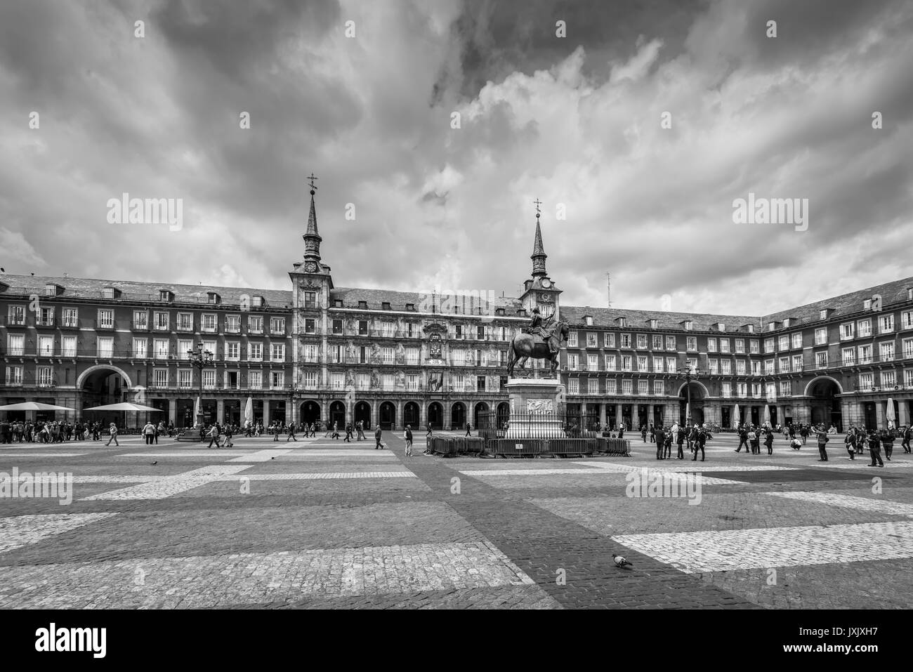 Madrid, Spanien - 22. Mai 2014: Plaza Mayor mit Statue des Königs Philips III in Madrid, Spanien. Schwarz und Weiß retro Style. Architektur und Wahrzeichen von Stockfoto