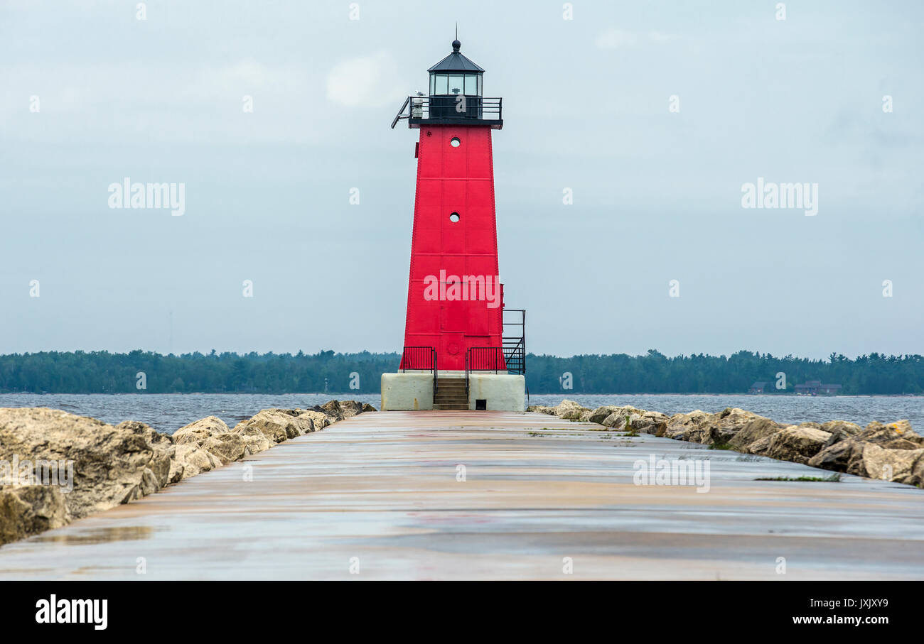 Ein Blick auf Manistique Osten Wellenbrecher Licht am Lake Michigan in Manistique, der Oberen Halbinsel von Michigan, USA Stockfoto