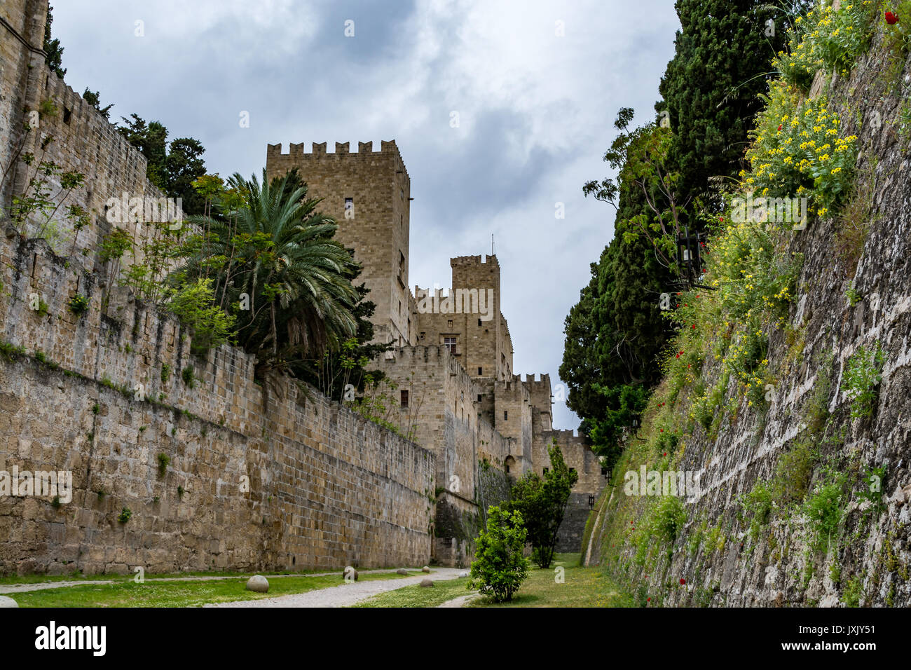 Wände die Altstadt von Rhodos und Grand Master Palace, Blick von der Wassergraben, der Insel Rhodos, Griechenland Stockfoto