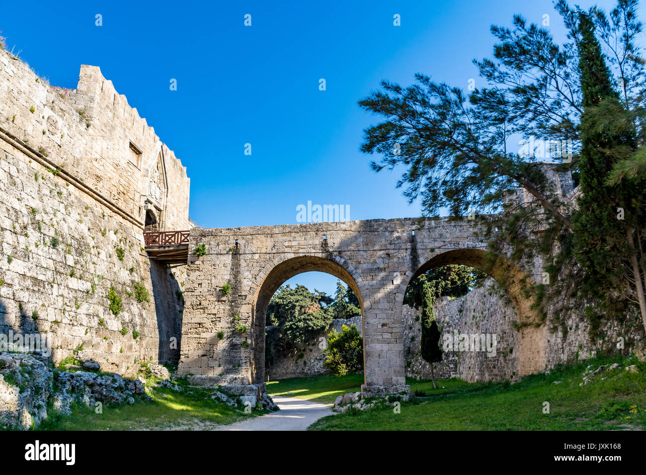 Tor von Saint John, Brücke und Graben in der Altstadt von Rhodos, die Insel Rhodos, Griechenland Stockfoto