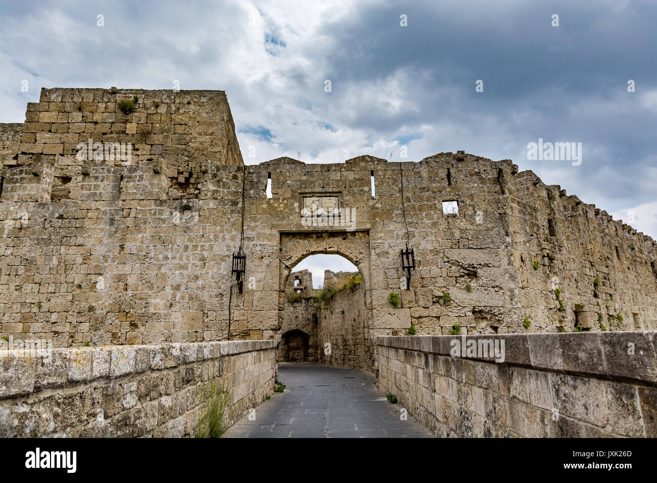 Der zweite Teil des Tores von Saint John (koskinou Tor) und führende Brücke, Altstadt von Rhodos, Griechenland Stockfoto