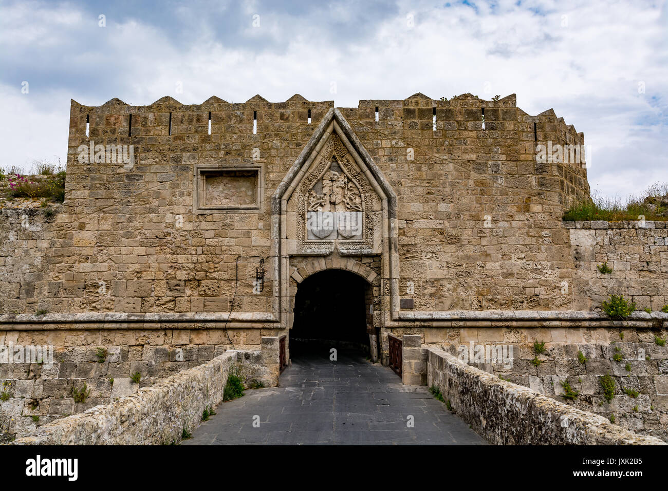 Tor von Saint John und führende Brücke zur Altstadt von Rhodos, Griechenland Stockfoto