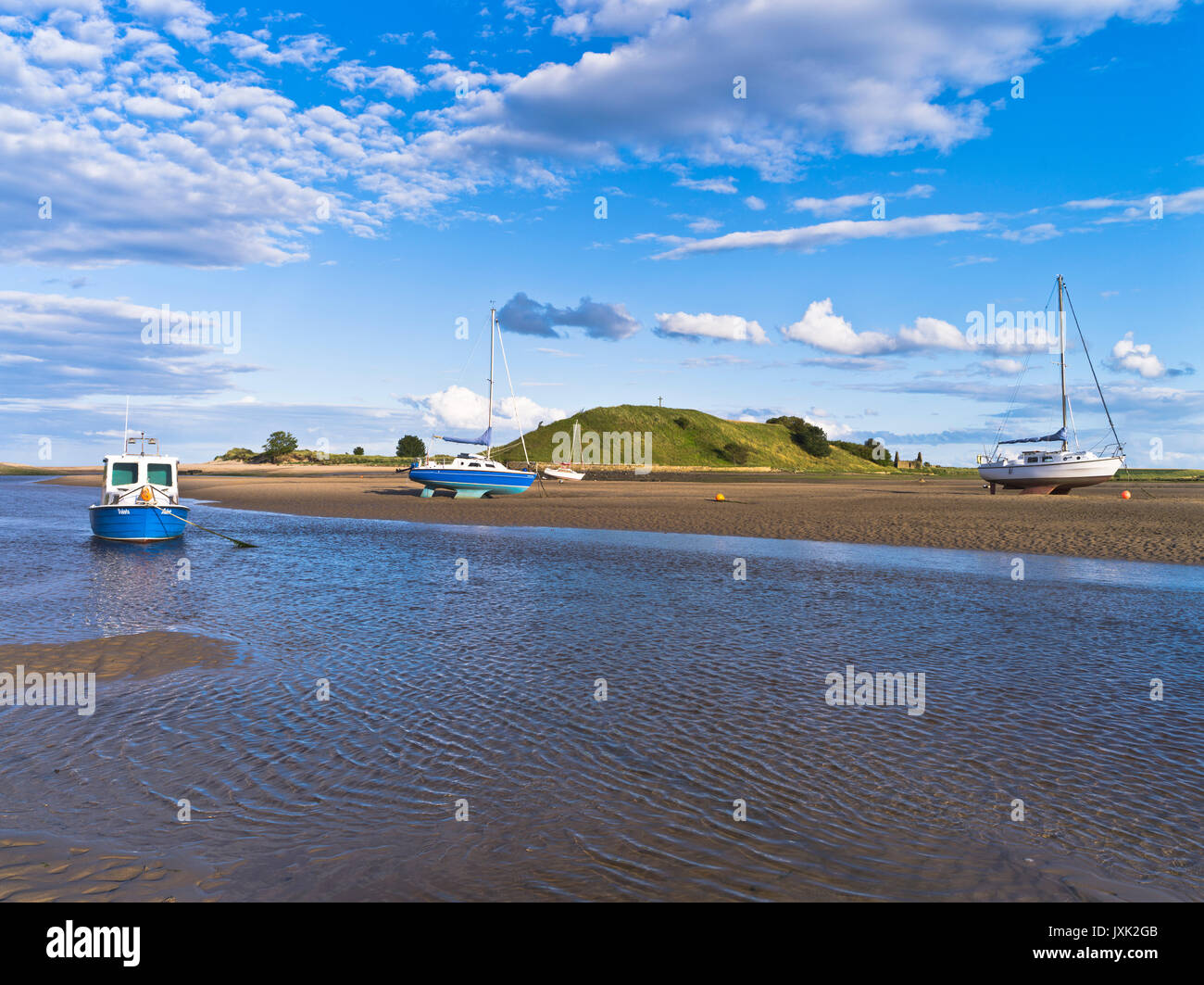 dh Alnmouth Bay ALNMOUTH NORTHUMBERLAND Boat Yachts Northumbria boat summer Abend an der Anchor Coast uk Anchorage Ebbe Stockfoto