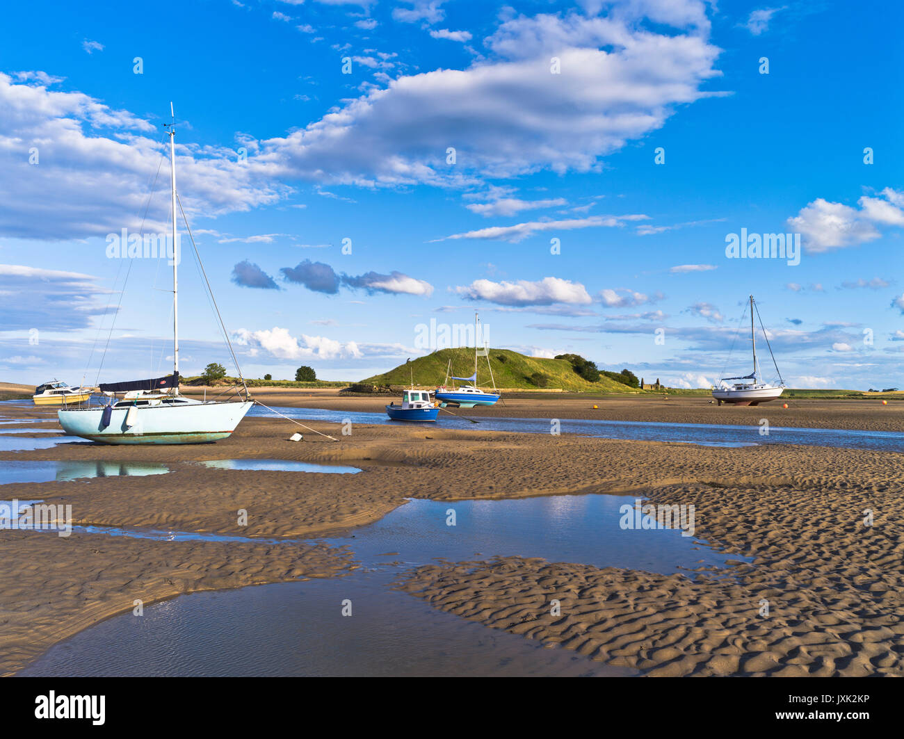 dh Northumbria Anchorage England ALNMOUTH BAY NORTHUMBERLAND Boat Yachts boat summer evening at Anchor Yacht Coast ebb britain in Harbour Heritage uk Stockfoto