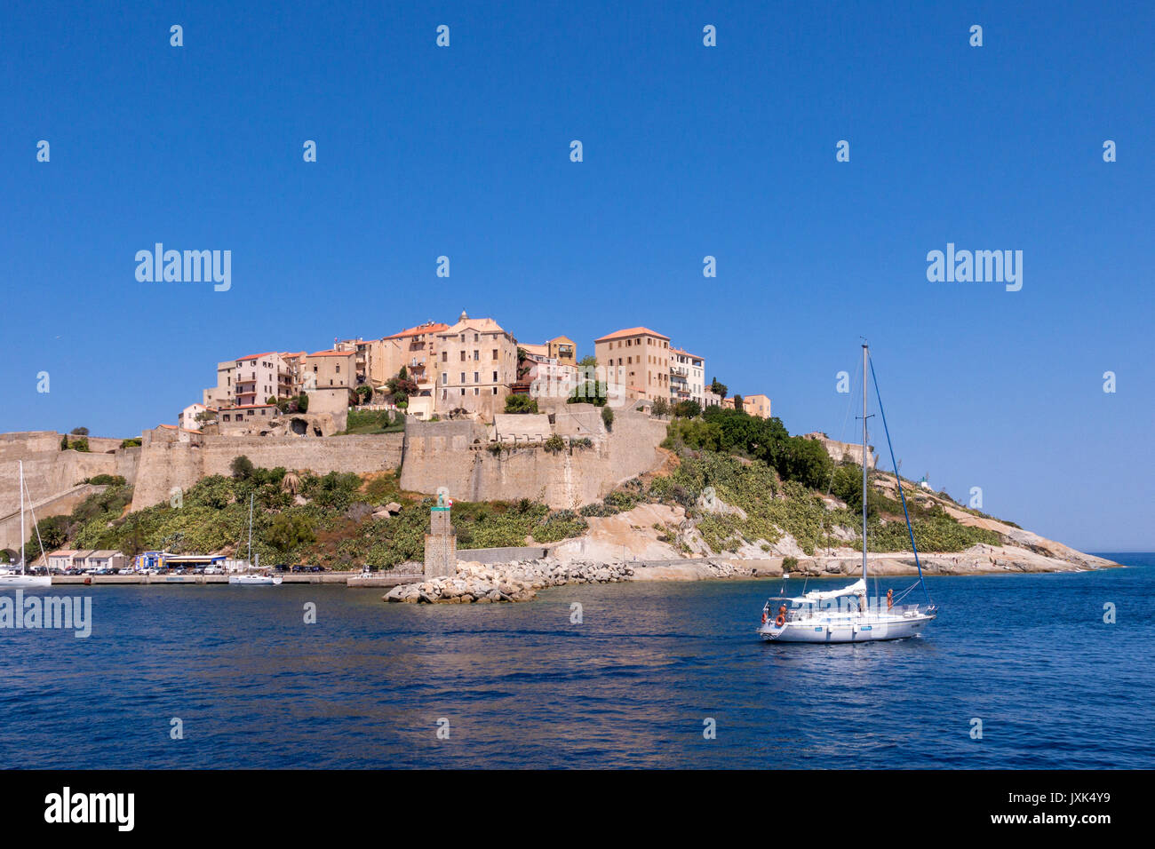 Fernsicht auf die Zitadelle von Calvi und Segelboot, nordwestliches Korsika, Frankreich Stockfoto