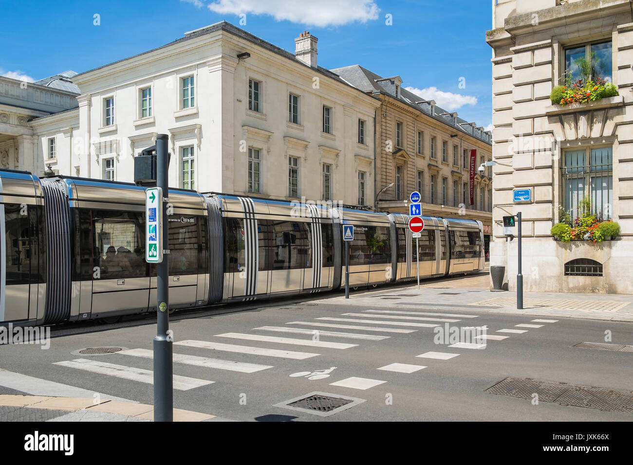 Moderne Straßenbahn im Stadtzentrum von Tours, Indre-et-Loire, Frankreich. Stockfoto