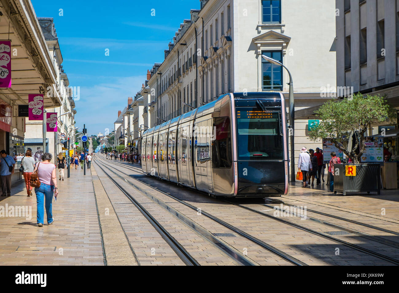 Moderne Straßenbahn im Stadtzentrum von Tours, Indre-et-Loire, Frankreich. Stockfoto