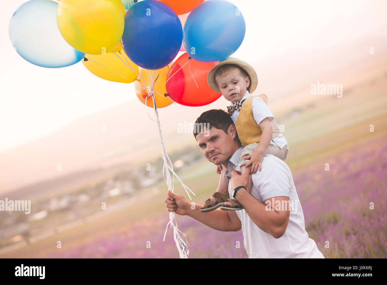 Vater und Sohn spielen mit Ballons auf lavendelfeld Stockfoto