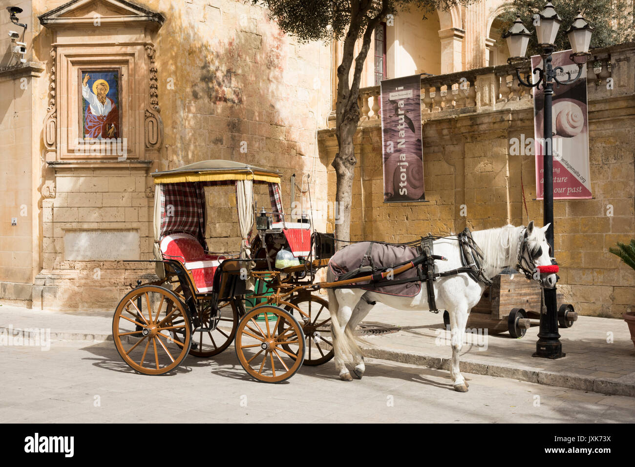 Eine touristische Pferd und Wagen Wagen wartet auf Passagiere für eine Reise nach Mdina Malta Stockfoto