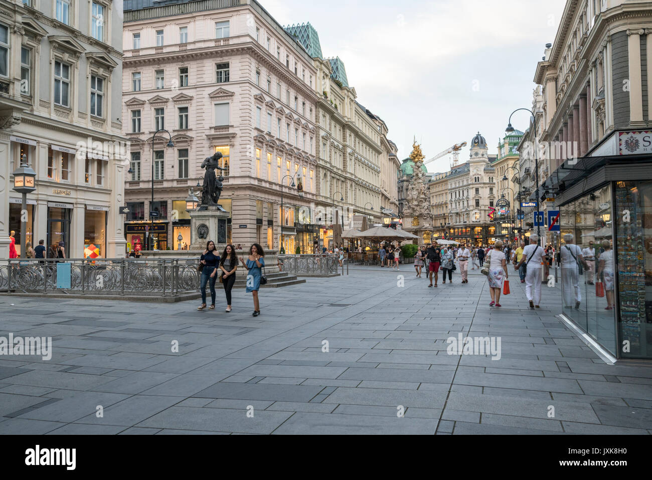 Menschen gehen für das Einkaufen in der zentralen Graben Straße in Wien Stockfoto