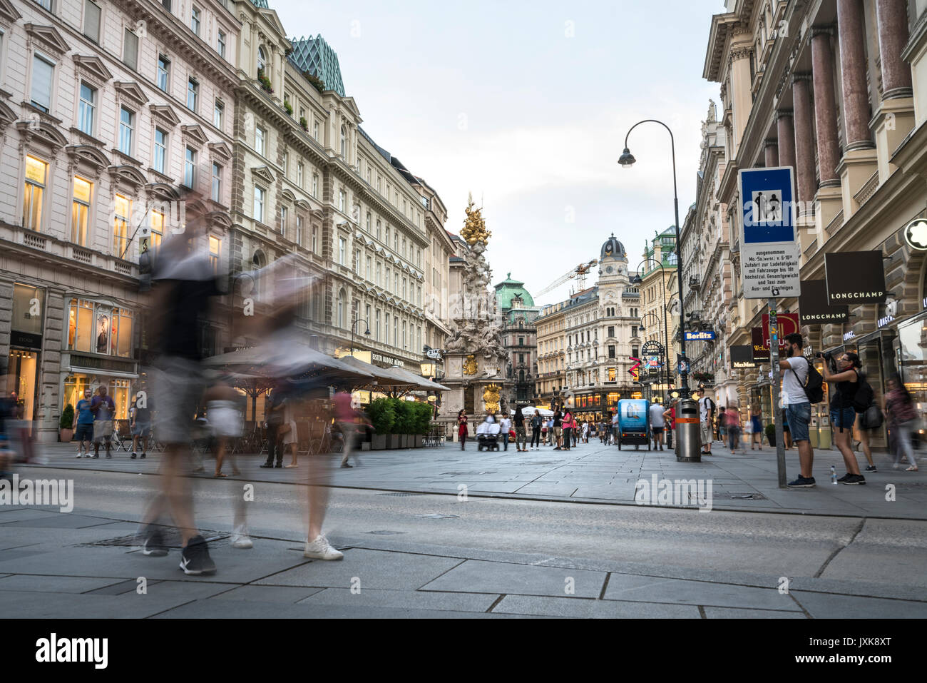 Menschen gehen für das Einkaufen in der zentralen Graben Straße in Wien Stockfoto