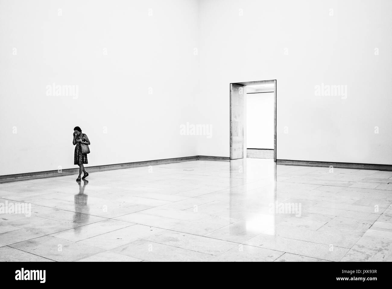 Eine Frau, die zu Fuß in einem leeren Raum im Leopold Museum Stockfoto