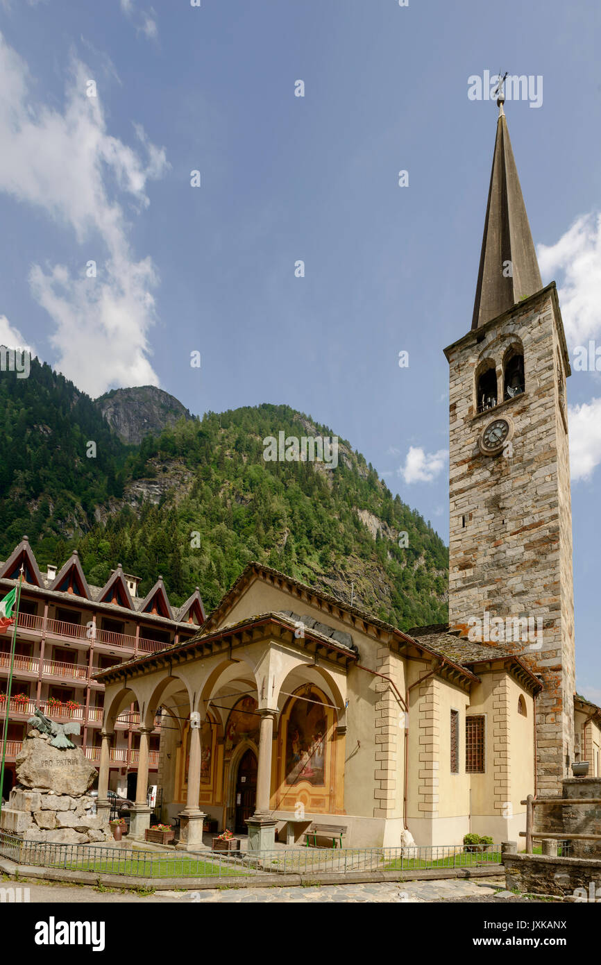 Blick auf San Giovanni Battista Kirche und Glockenturm, Schuß auf hellen Sommertag in Alagna Valsesia,, Vercelli, Italien Stockfoto