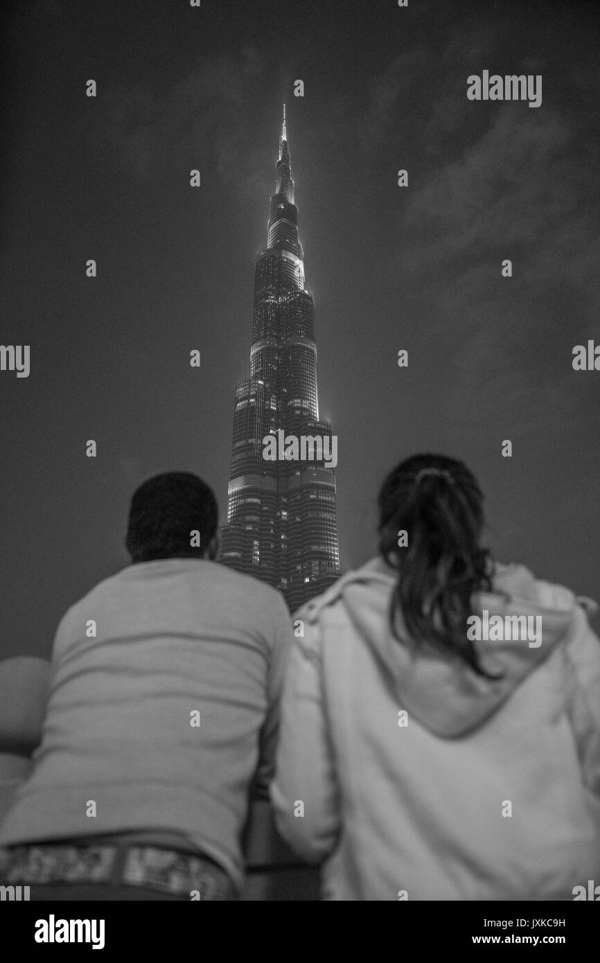 Paar suchen, um sich über Burj Khalifa Stockfoto