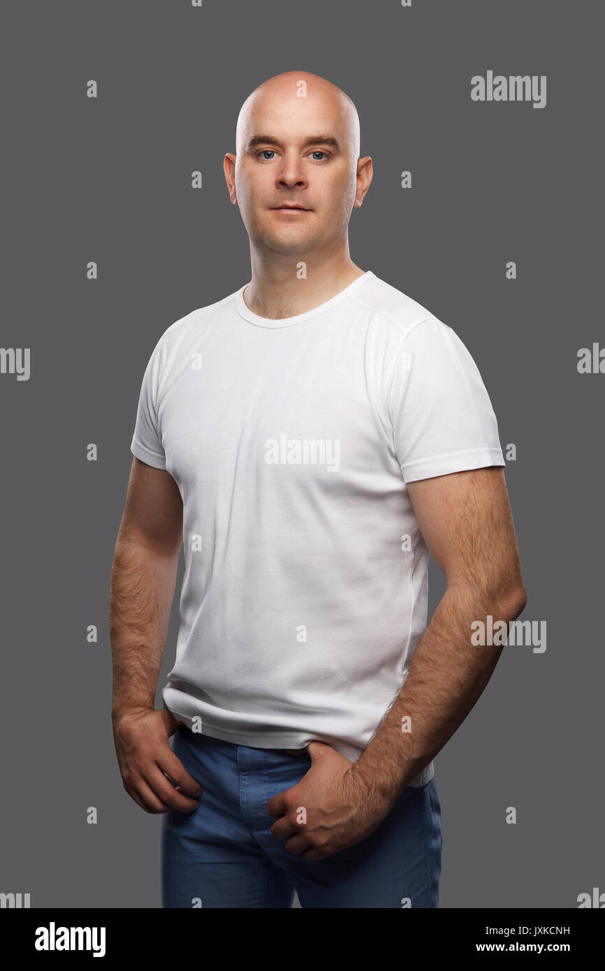 Glatzkopf in ein T-shirt Stockfoto