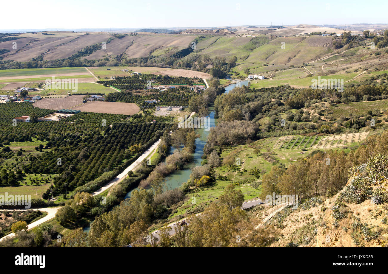 Blick auf den Fluss Guadalete Aue und Landschaft von Arcos de la Frontera, Provinz Cadiz, Spanien Stockfoto