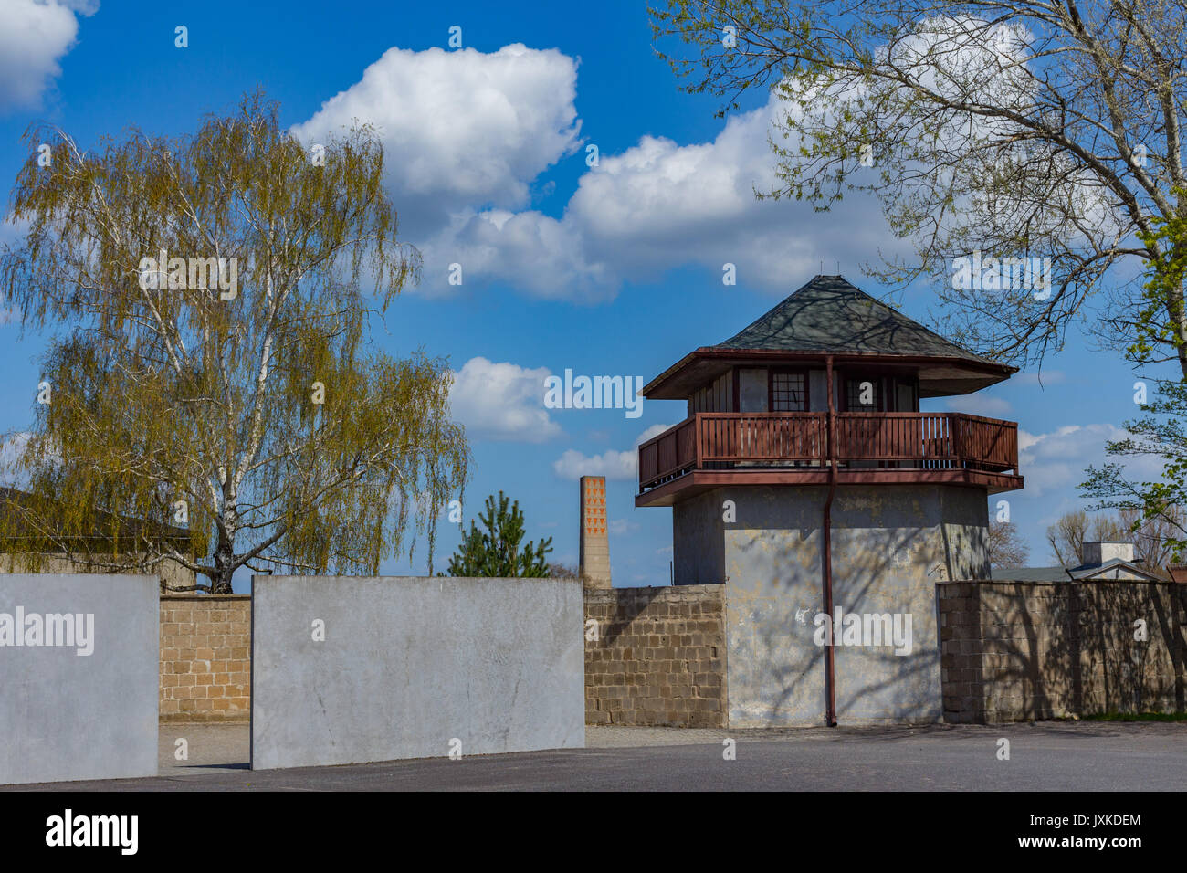 Der Perimeter- und Wachturm an der KZ-Gedenkstätte Sachsenhausen. Stockfoto