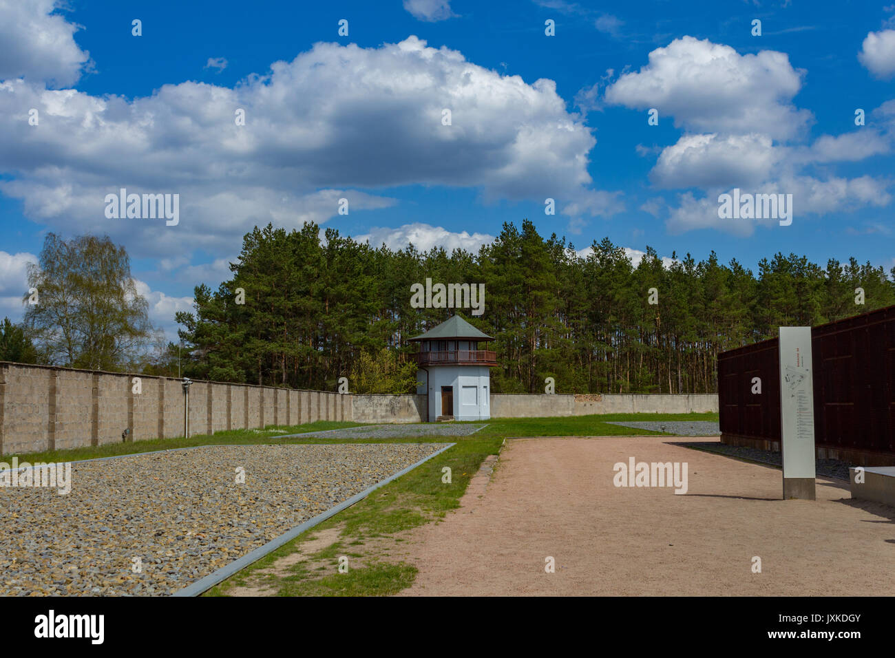 Der Perimeter- und Wachturm in Sachsenhausen Concentration Camp Memorial Site Stockfoto