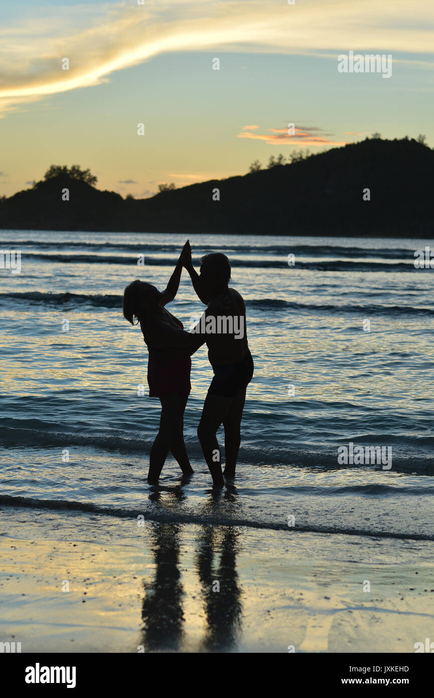 Paar Tanz am tropischen Strand Stockfoto