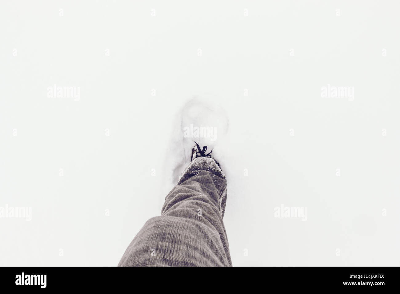Erste Schritt In frischem Schneefall Stockfoto