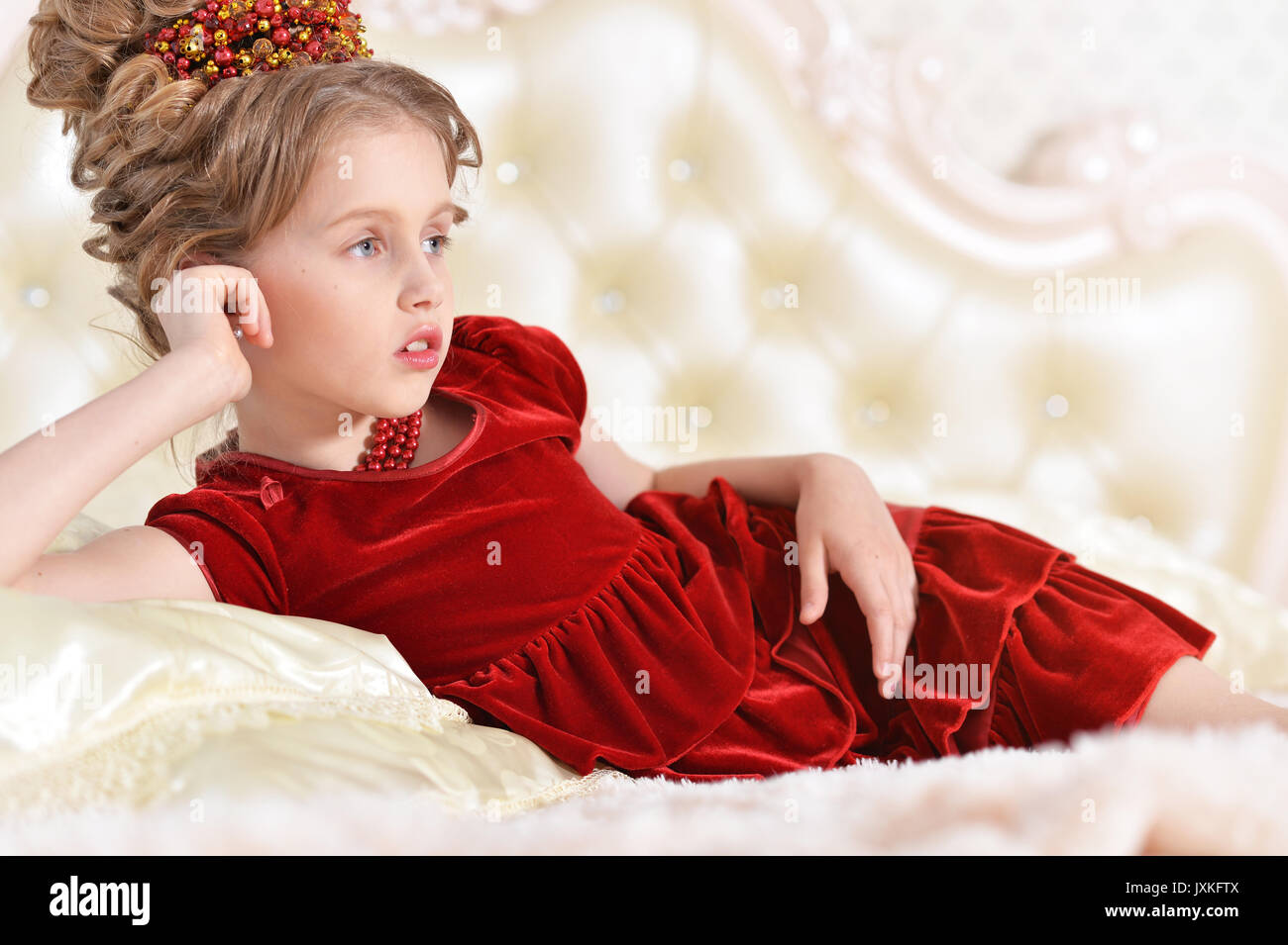 Kleines Mädchen in roten Samt Kleid Stockfoto