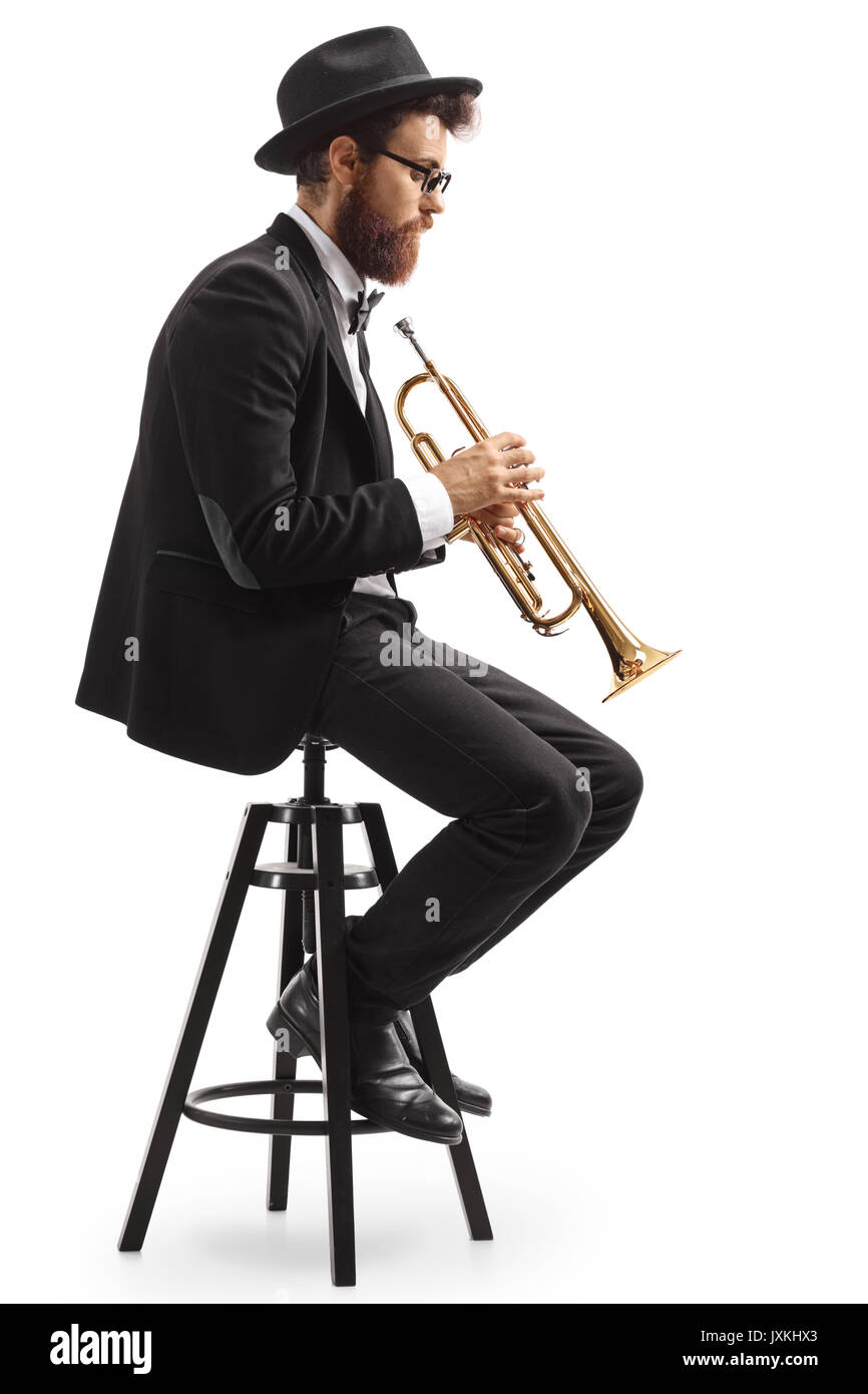 Profil von trompeter auf einen Stuhl auf weißem Hintergrund sitzt Stockfoto