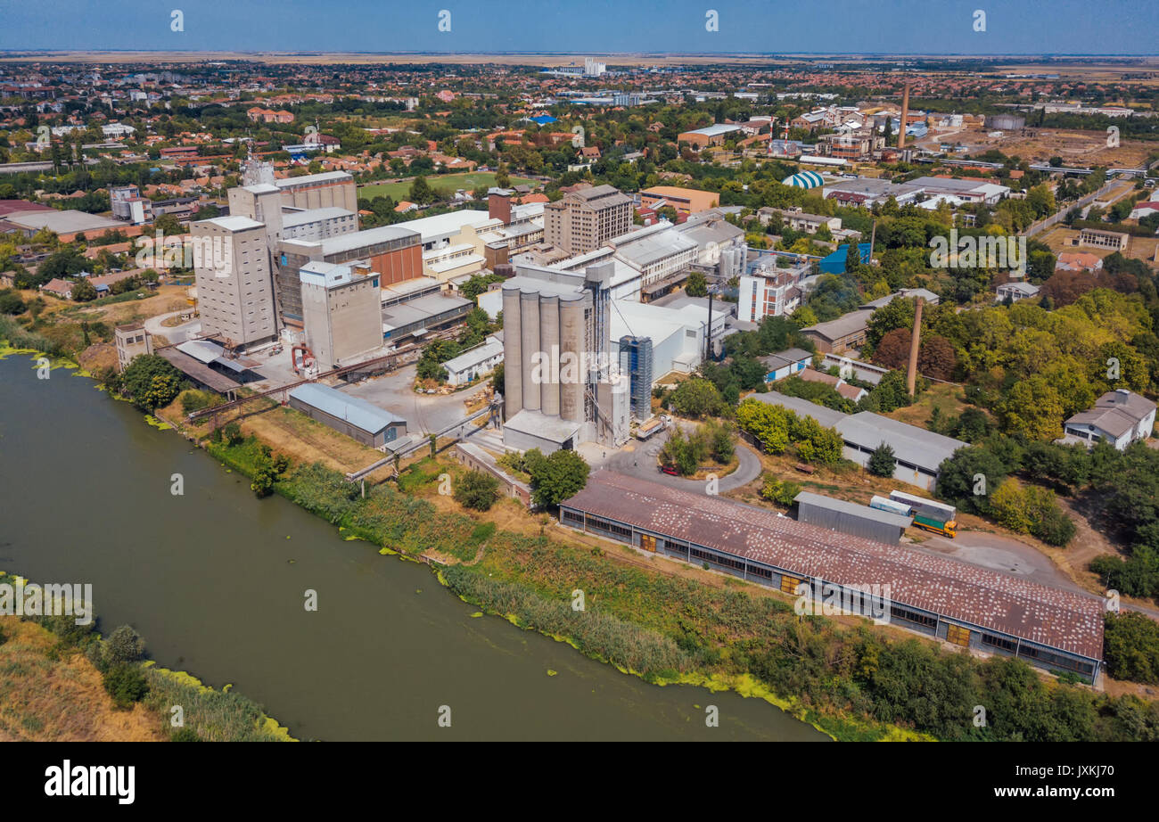 Luftaufnahme des industriellen Stadtbild mit Fabrikgebäude und Lagerhallen von Drohne pov Stockfoto