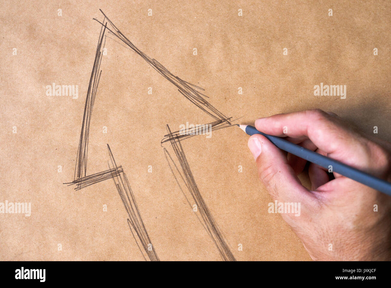 Hand skizzieren Pfeilsymbol auf Papier als Konzept der Entscheidungsfindung und der Auswahl Richtung im Leben Stockfoto