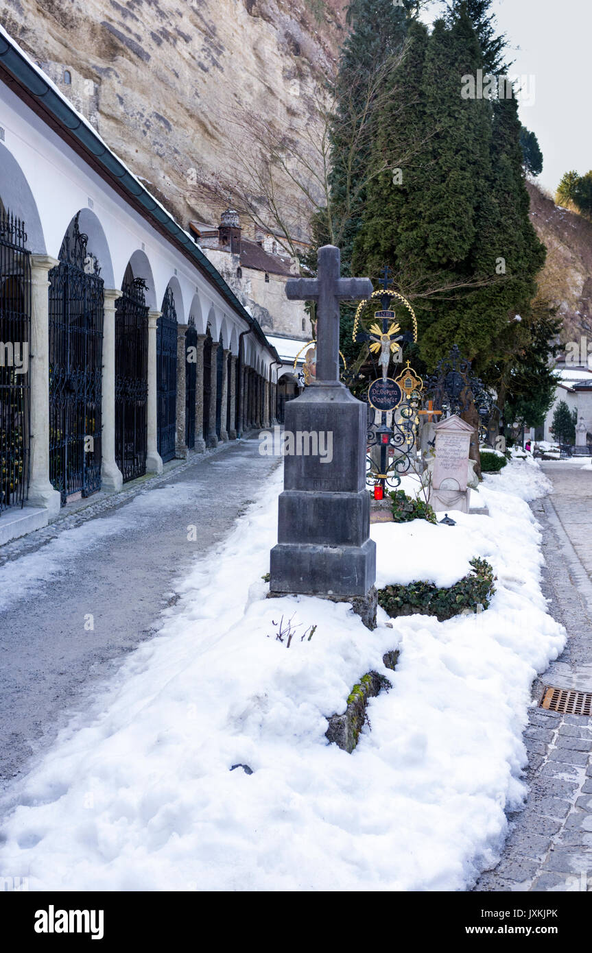 Friedhof St. Peter Salzburg, Österreich mit Schnee im Winter Stockfoto