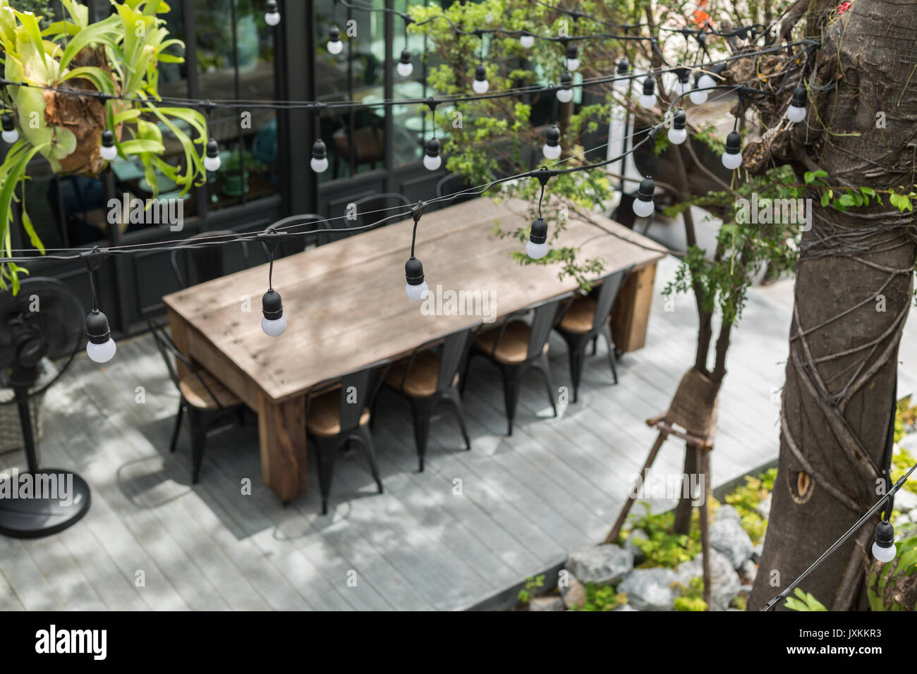 Esstisch Im Garten Im Hinterhof Fokus Auf Die Lampe Stockfotografie Alamy