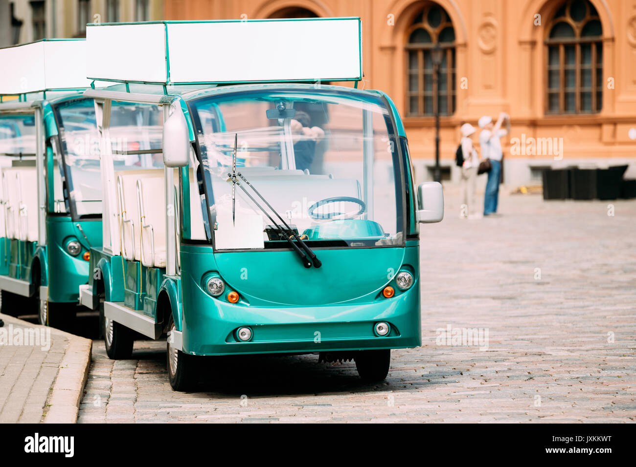 Kostenlose Elektroauto für Touristen für Touristen zu den Sehenswürdigkeiten der Stadt, erkunden Sie die Stadt in den alten europäischen Stadt. Stockfoto