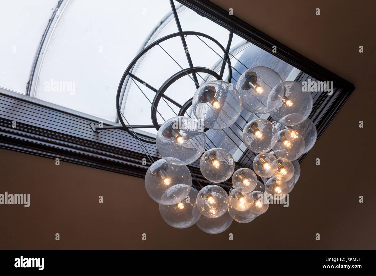 Deckenleuchten leuchten aus Glas Globen in einem buiulding gemacht Stockfoto