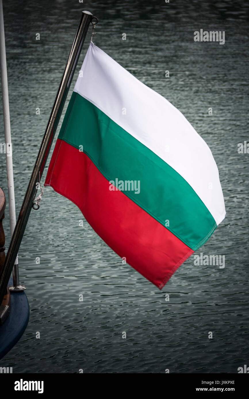 Bulgarische Flagge vom Boot am Schwarzen Meer Stockfoto