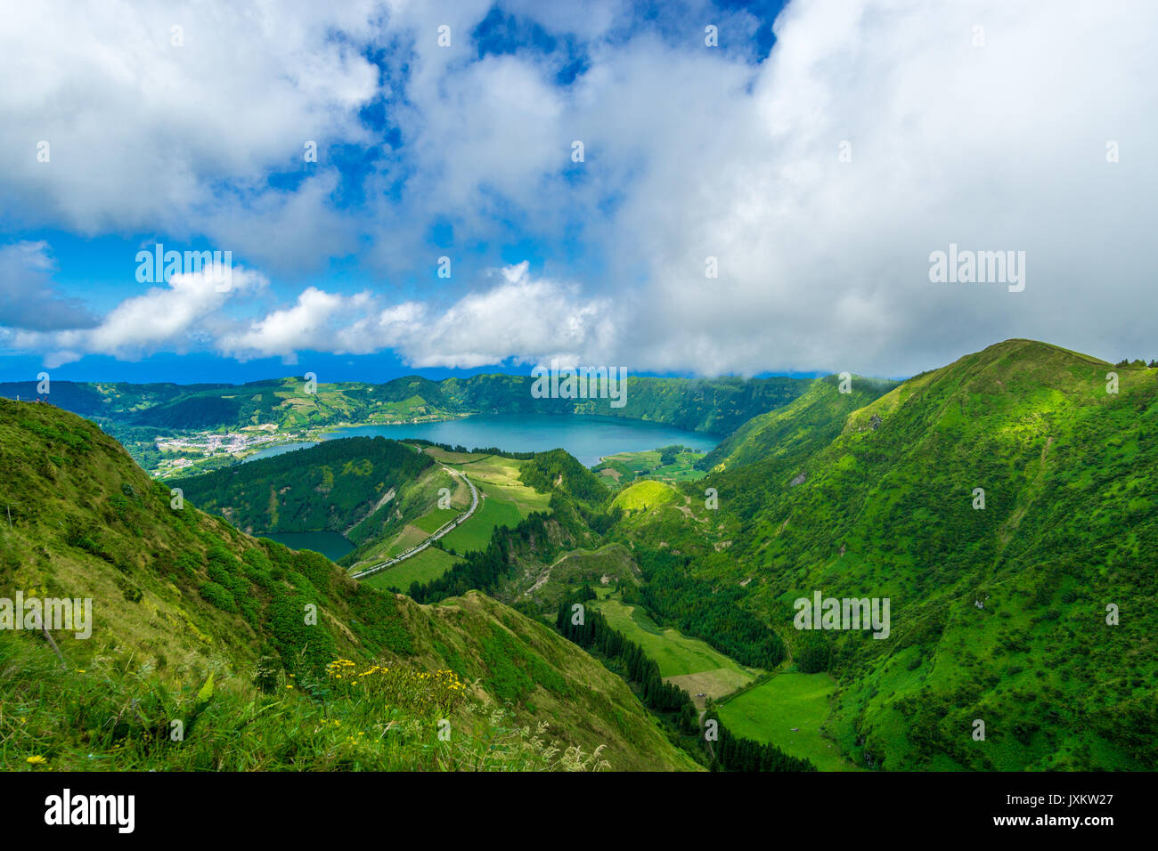 Ansicht der Lagoa Azul und die Sete Cidades massiv, Sao Miguel, Azoren, Portugal Stockfoto