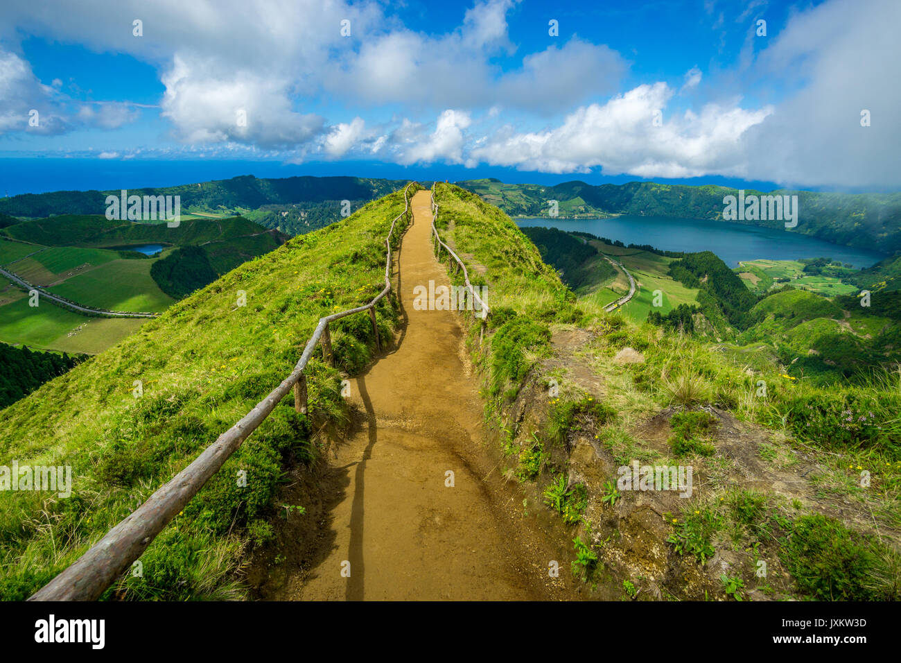 Weg entlang der Miradouro Da Boca do Inferno (Aussichtspunkt), mit Lagoa Verde und Lagoa Azul und das Meer im Hintergrund. Sete Cidades, Azoren Stockfoto