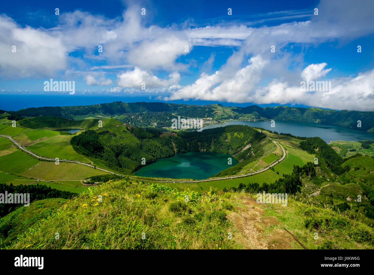 Santiago Lagune mit Lagoa Azul im Hintergrund, Sete Cidades, Sao Miguel, Azoren Stockfoto