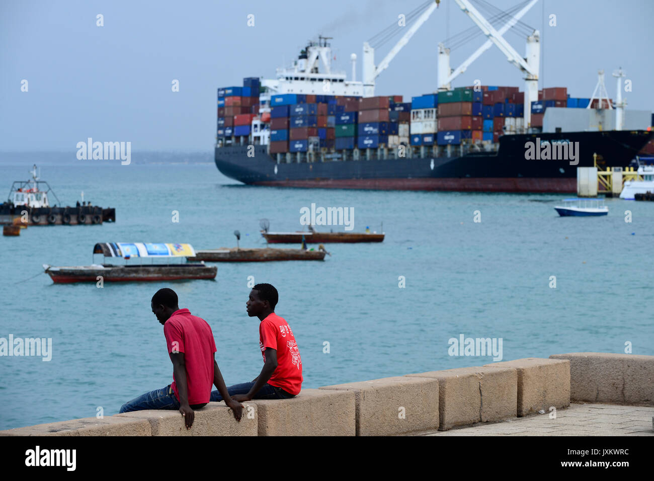 Tansania, Sansibar, Stone Town, Containerschiffe im Hafen am Indischen Ozean/TANSANIA Insel Sansibar, Stonetown, Hafen Stockfoto