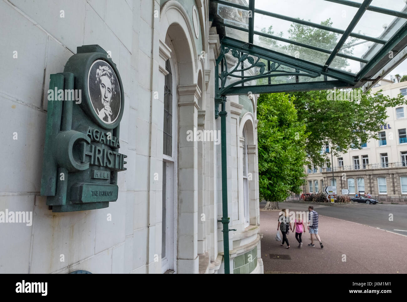 Touristische Pass eine Agatha Christie Meile auf dem Pavillon in Torquay, Devon, Großbritannien Stockfoto