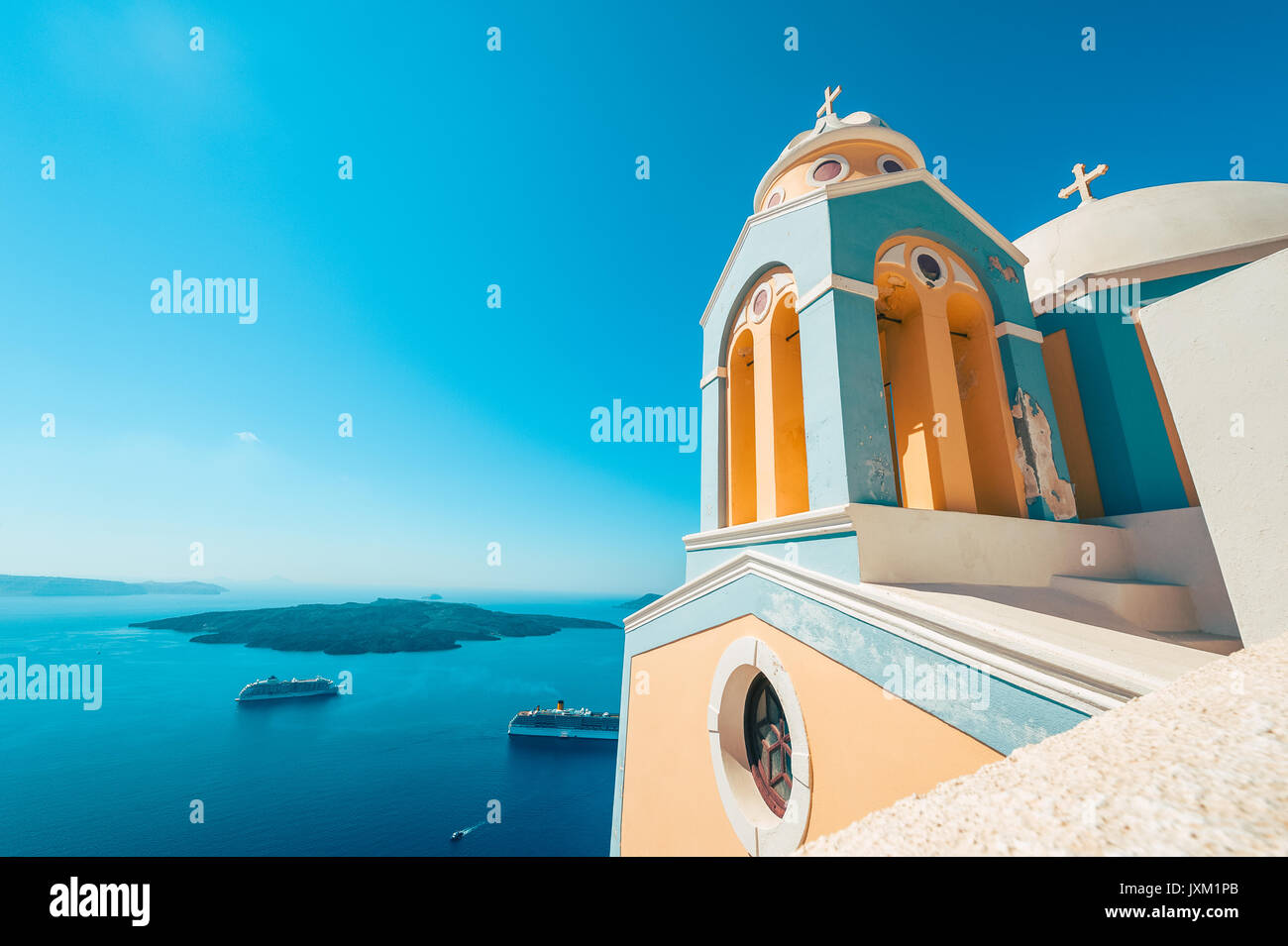 Kirche und Kreuzfahrtschiffe in Santorini Griechenland Stockfoto