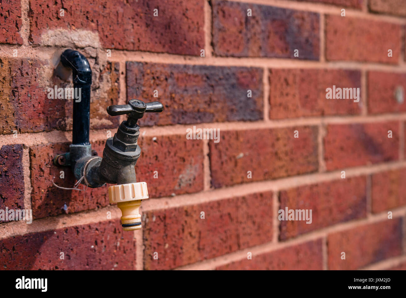 Außen Metall Leitungswasser Stockfoto