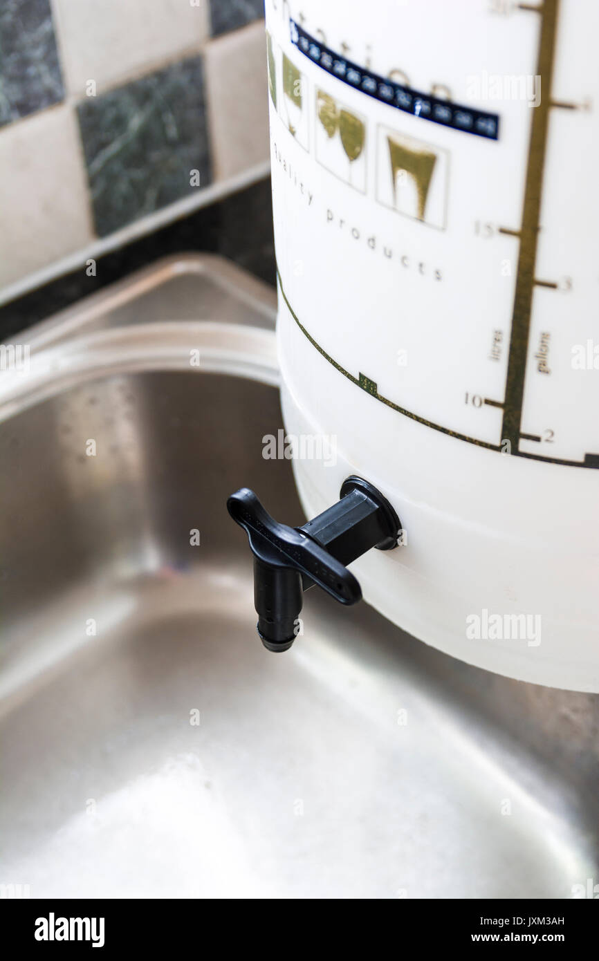 Ein home brew Gärung Behälter entleeren in ein Waschbecken aus Edelstahl Stockfoto