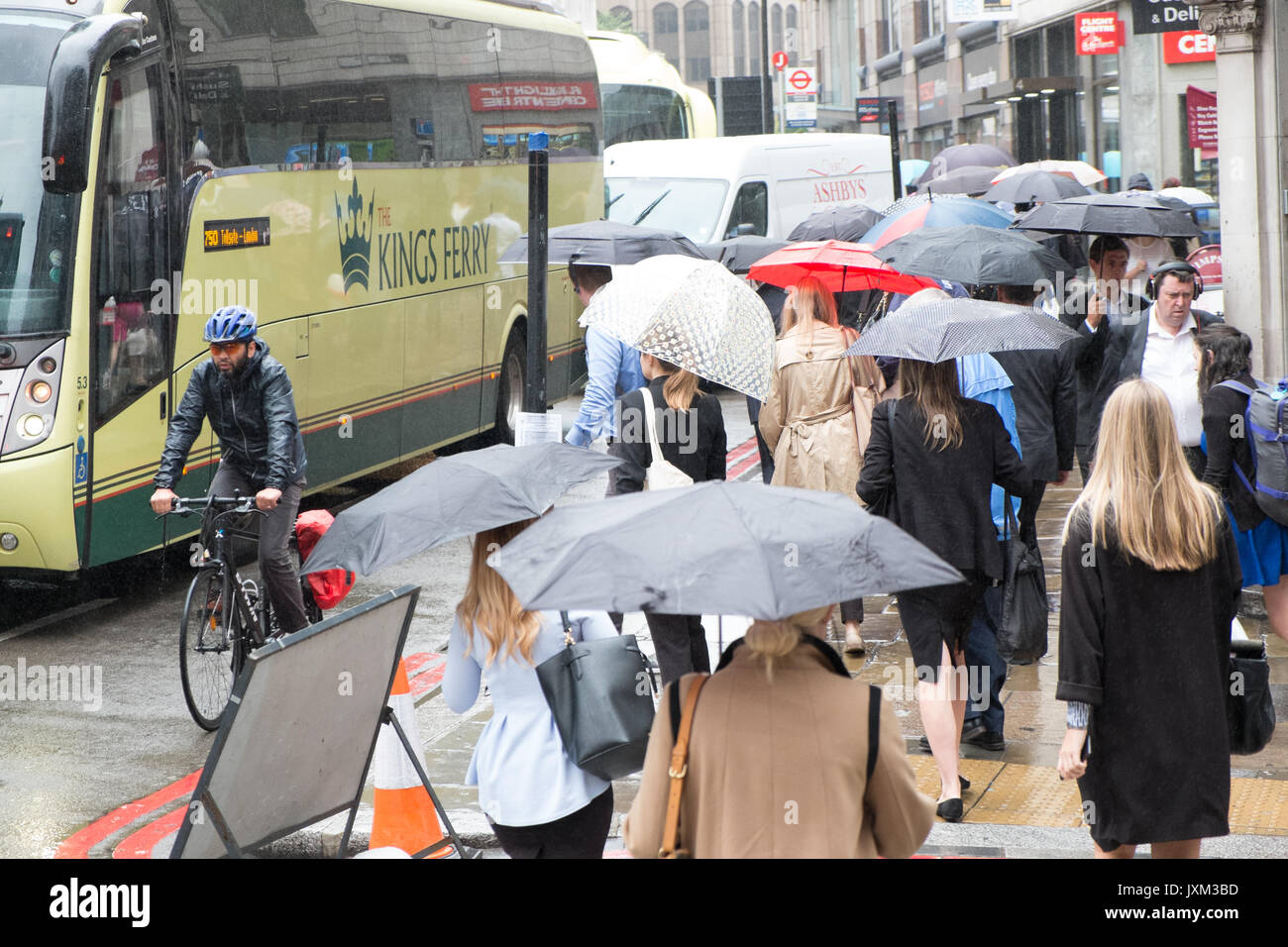 Sintflutartige, den ganzen Tag, Regen, Regen, Tag, August, Sommer, Regenschirm, Regenschirme, Arbeitnehmer, Pendler, in die Stadt, die Stadt, Geschäft, Bezirk, London, England, Großbritannien und Nordirland, VEREINIGTES KÖNIGREICH, Stockfoto